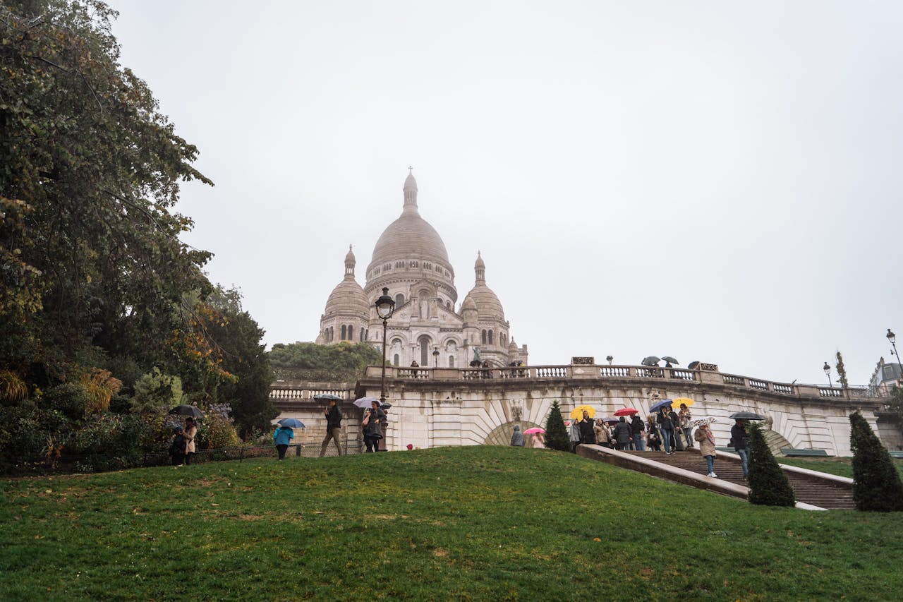 The Sinking House of Montmartre