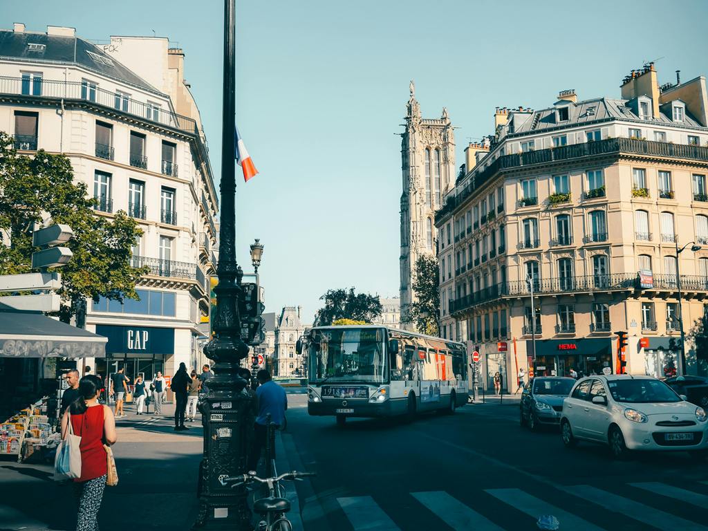 The Best €2.50 Paris Tours: Metro Line 6 & Bus 69