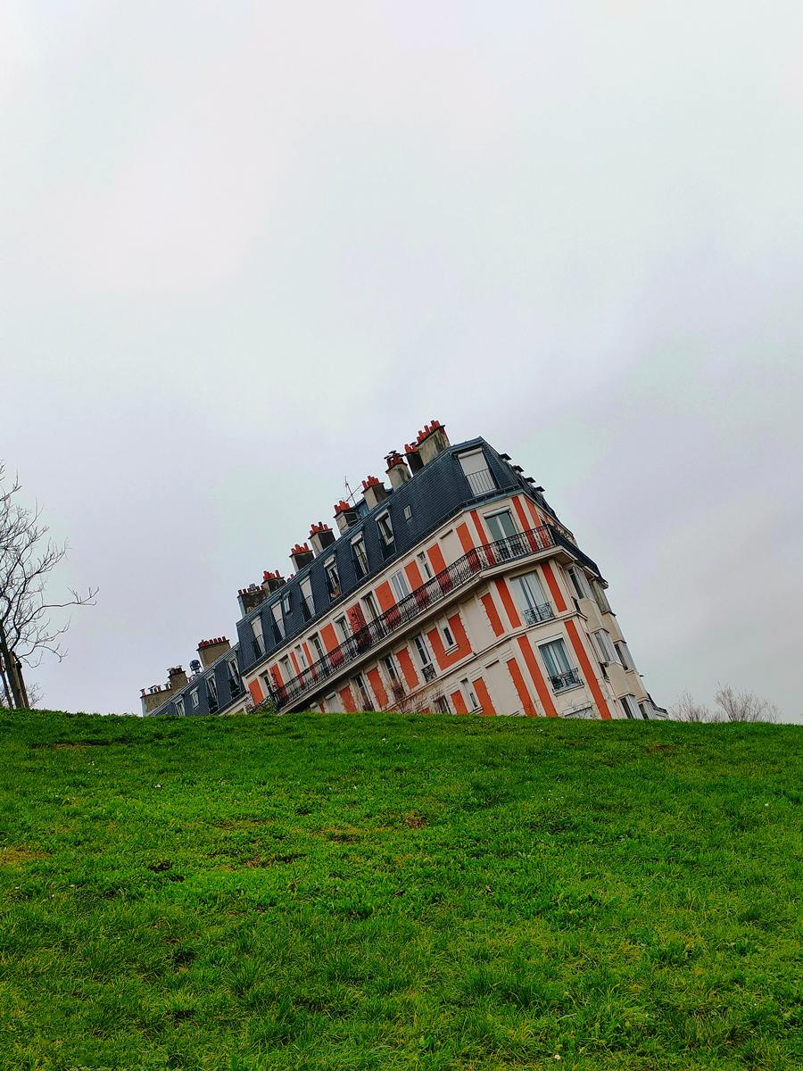 The Sinking House of Montmartre