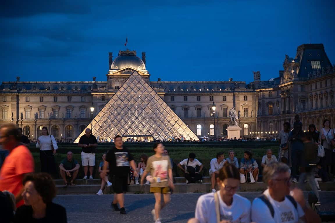 summer in paris, louvre