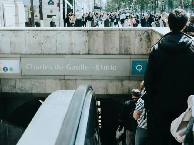 Best Way to Get Around Paris as a Tourist (Métro vs Bus vs Walking)