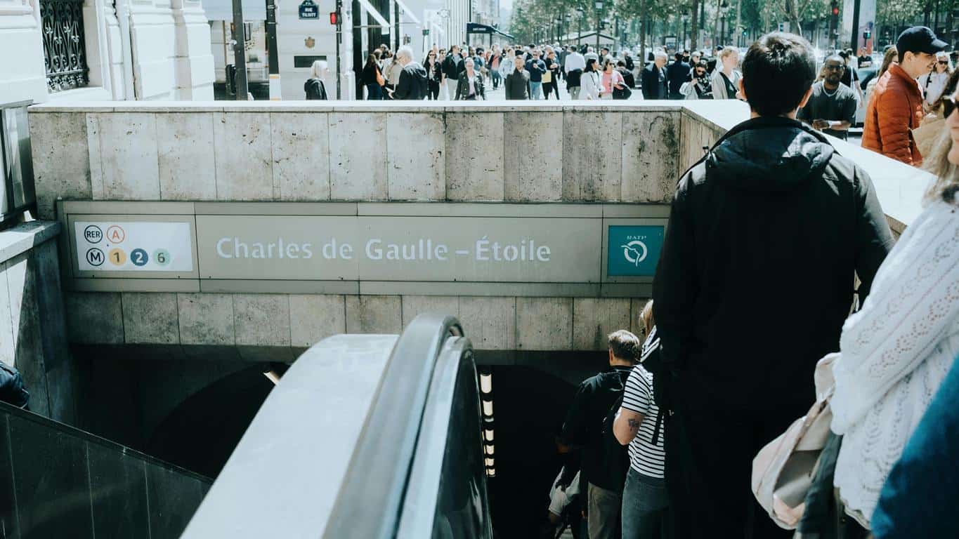 Best Way to Get Around Paris as a Tourist (Métro vs Bus vs Walking)